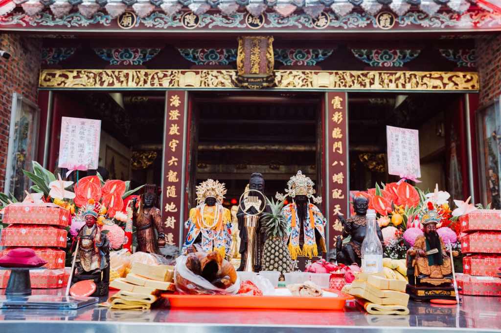 柯智豪致贈兩尊戲神給霞海城隍廟，還把金曲獎獎盃帶到現場