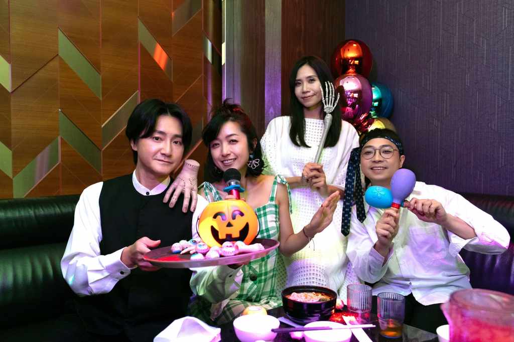 為了拍攝「驚曲卡拉OK」主視覺，真的開一間包廂歡唱