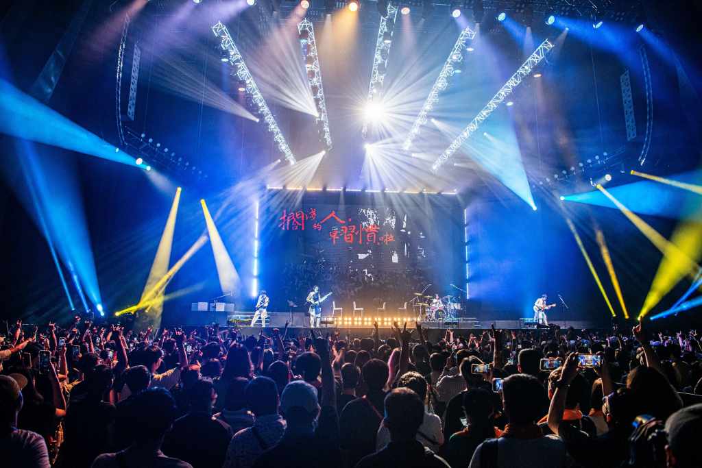 現場全場大合唱熱門金曲〈擱淺的人〉