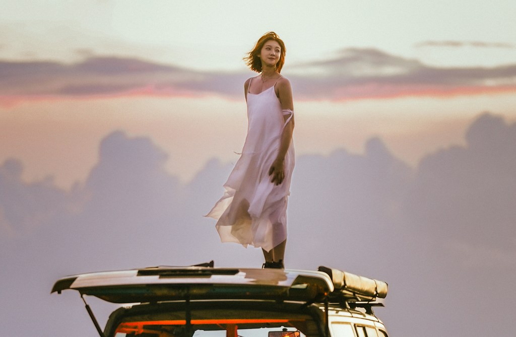 登高望遠的林逸欣，被潮起潮落感動