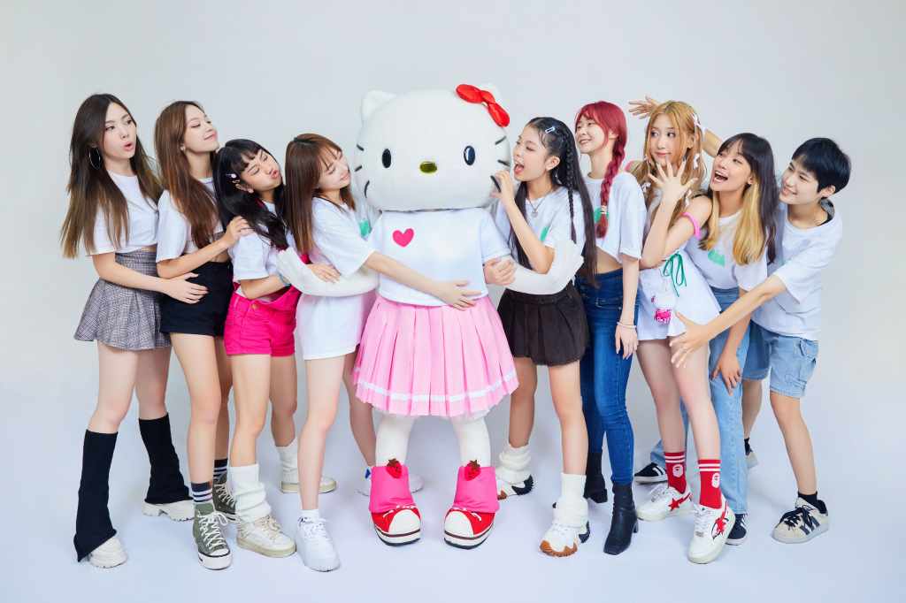 薄荷水晶&Hello Kitty 1【左起：Vikky韋喬薺、粼粼、陳品妡、栩栩、Hello Kitty、張丞妘、呂熙妍、曹晶晶、林萩璇、陳言菱