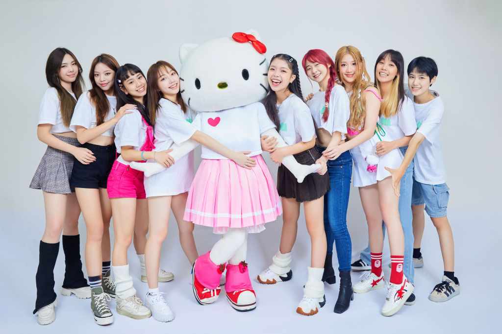 薄荷水晶&Hello Kitty 2【左起：Vikky韋喬薺、粼粼、陳品妡、栩栩、Hello Kitty、張丞妘、呂熙妍、曹晶晶、林萩璇、陳言菱