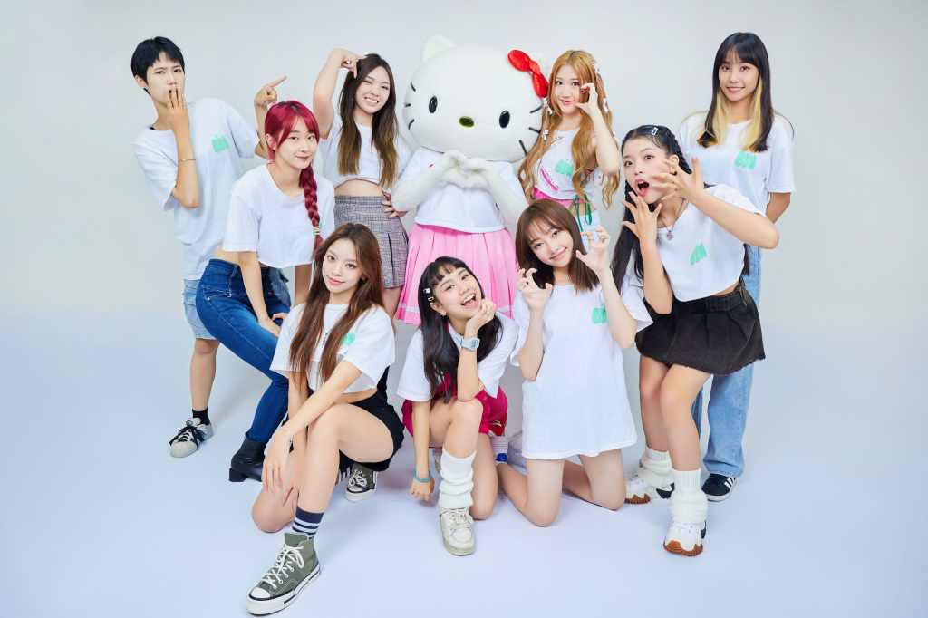 薄荷水晶&Hello Kitty 4【上排左起：陳言菱、呂熙妍、Vikky韋喬薺、Hello Kitty、曹晶晶、張丞妘、林萩璇；下排左起：粼粼、陳品妡、栩栩】