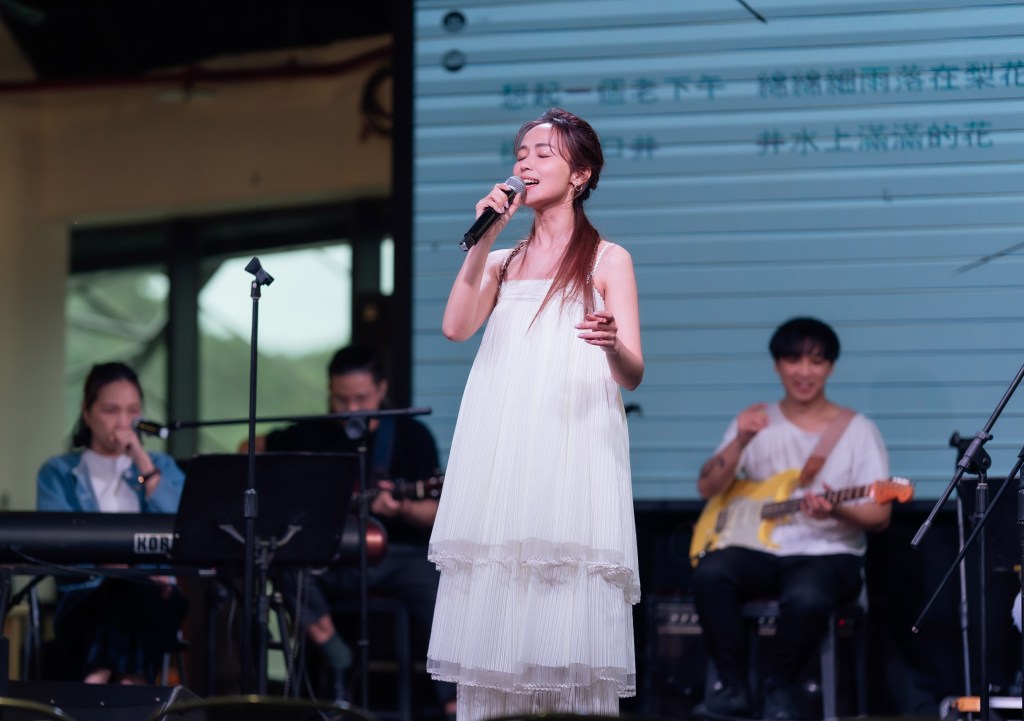 陳明珠唱到陶醉處，憶逝去故友真情流露落淚