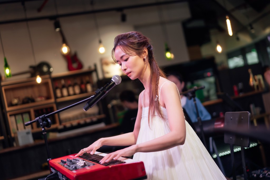 陳明珠自彈自唱展露才藝