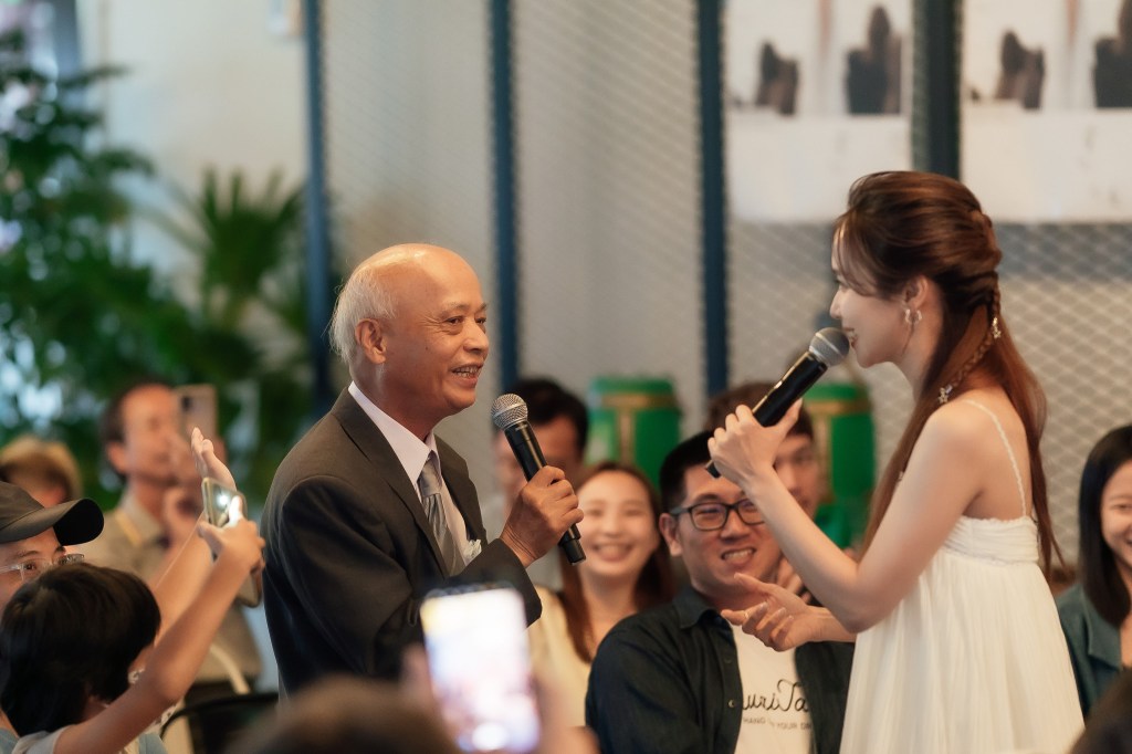 陳爸自告奮勇舉手與女兒陳明珠合唱