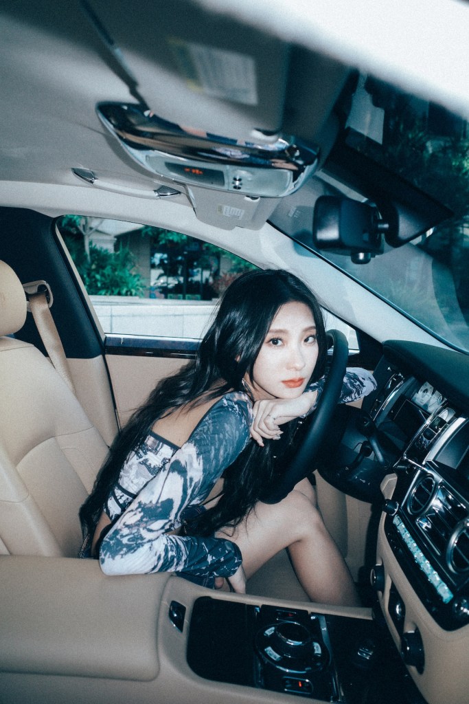 陳華《女孩子就是要被捧在手心》MV出動2000多萬勞斯萊斯