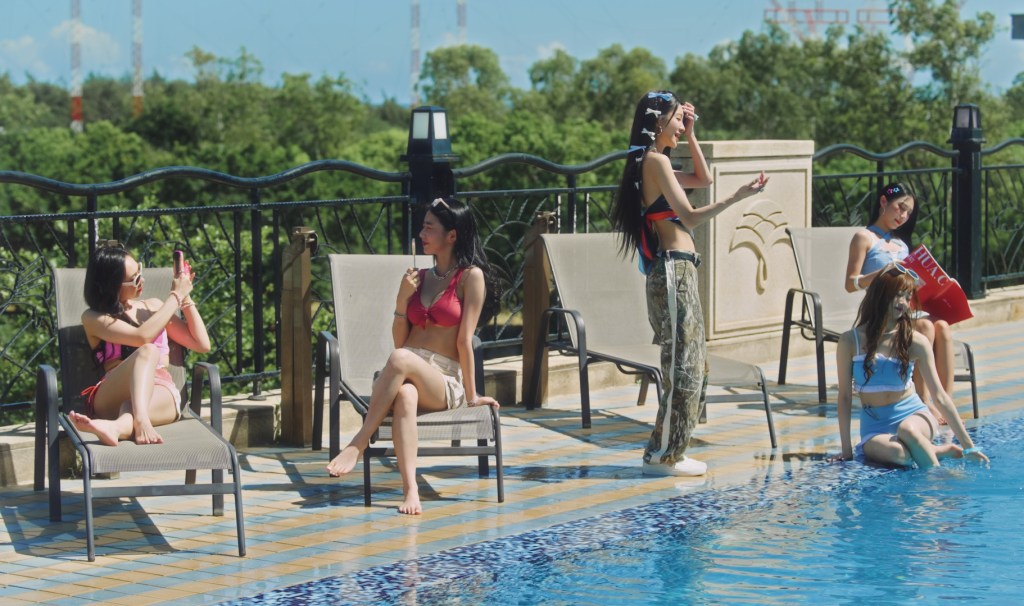 《女孩子就是要被捧在手心》MV陳華包場泳池與姊妹掏狂歡
