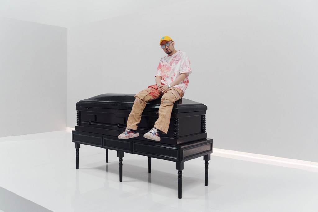 【NEWS】MC HotDog熱狗重啟新專輯發行計畫 同名單曲〈髒藝術家〉一鏡到底同時演繹一場葬禮與藝術展