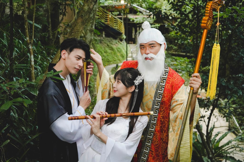 馮晨軒與慈妹深情對視，曖昧氣氛直線上升，讓一旁蕭志瑋直呼：凍未條