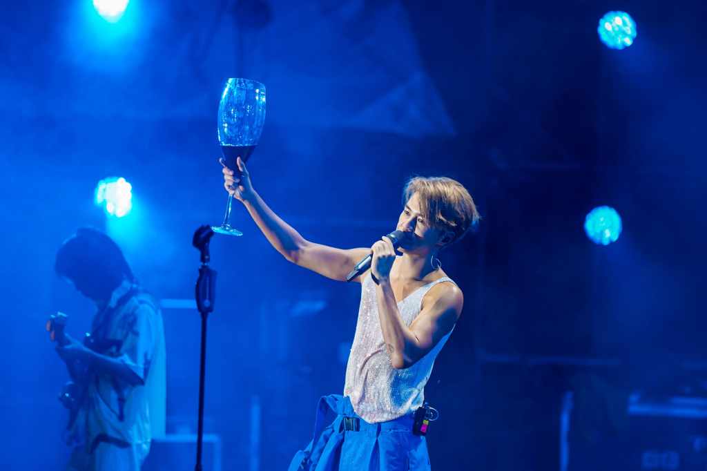 吳克群新專輯抒情主打歌〈就讓我喝醉〉拍攝MV，預告在初秋上線，帶給大家微醺而豁然的感受。