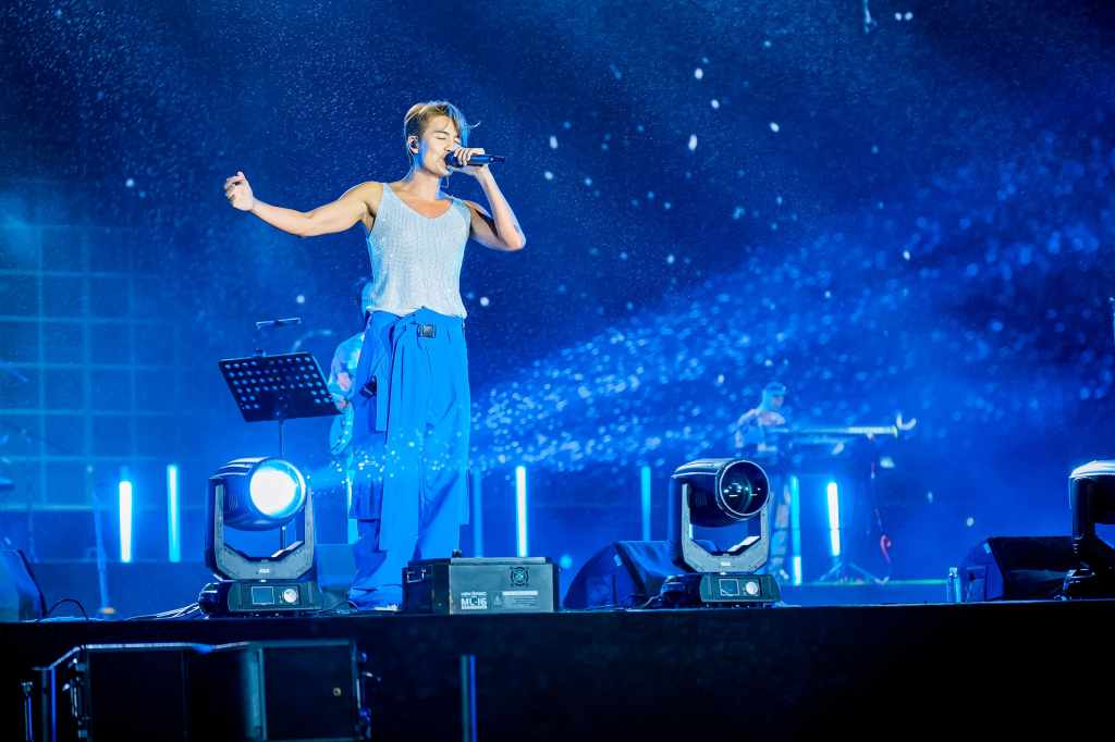 吳克群曝赤子之心享受淋雨，雨中和觀眾大合唱喊過癮。
