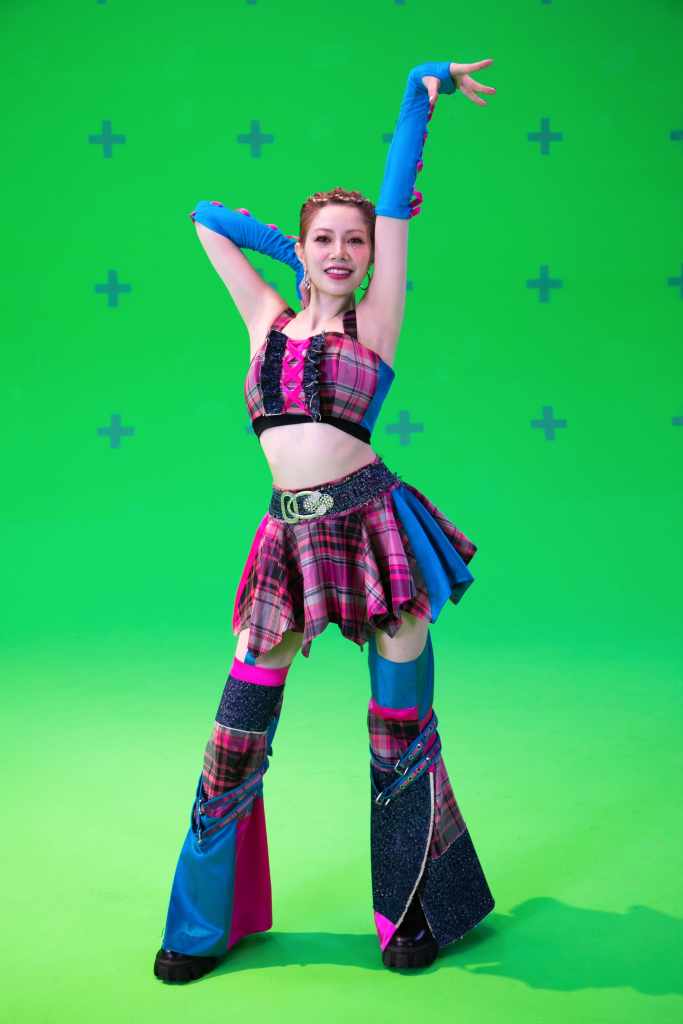 徐懷鈺穿上Y2K拼接風的粉藍色格紋套裝 ，展現優雅獨特的女王魅力