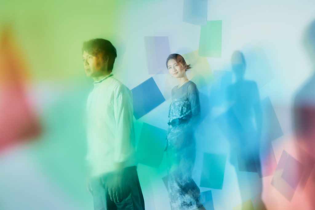 都市零件派對是由主唱Bibi與吉他手世錦所組成的雙人民謠組合。