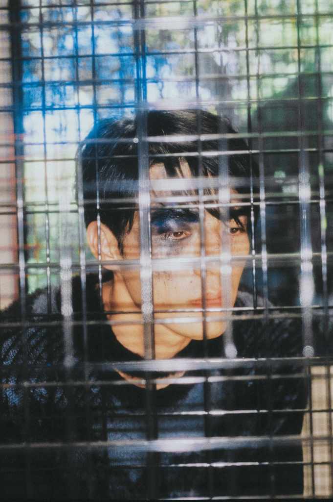 陳昊森〈孤傲〉MV特殊「阿凡達」臉妝困鐵籠