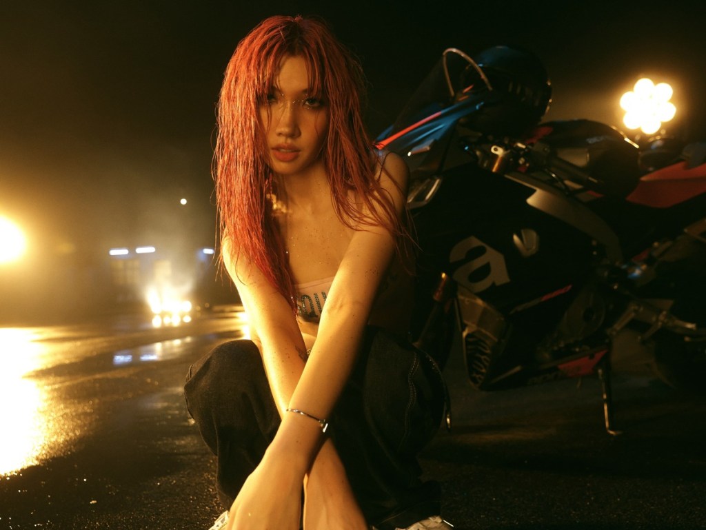 【HIM】Karencici首次挑戰全唱跳 推出R&B辣妹風單曲〈Bad Girls Behave〉復刻2000年美式街頭經典舞蹈