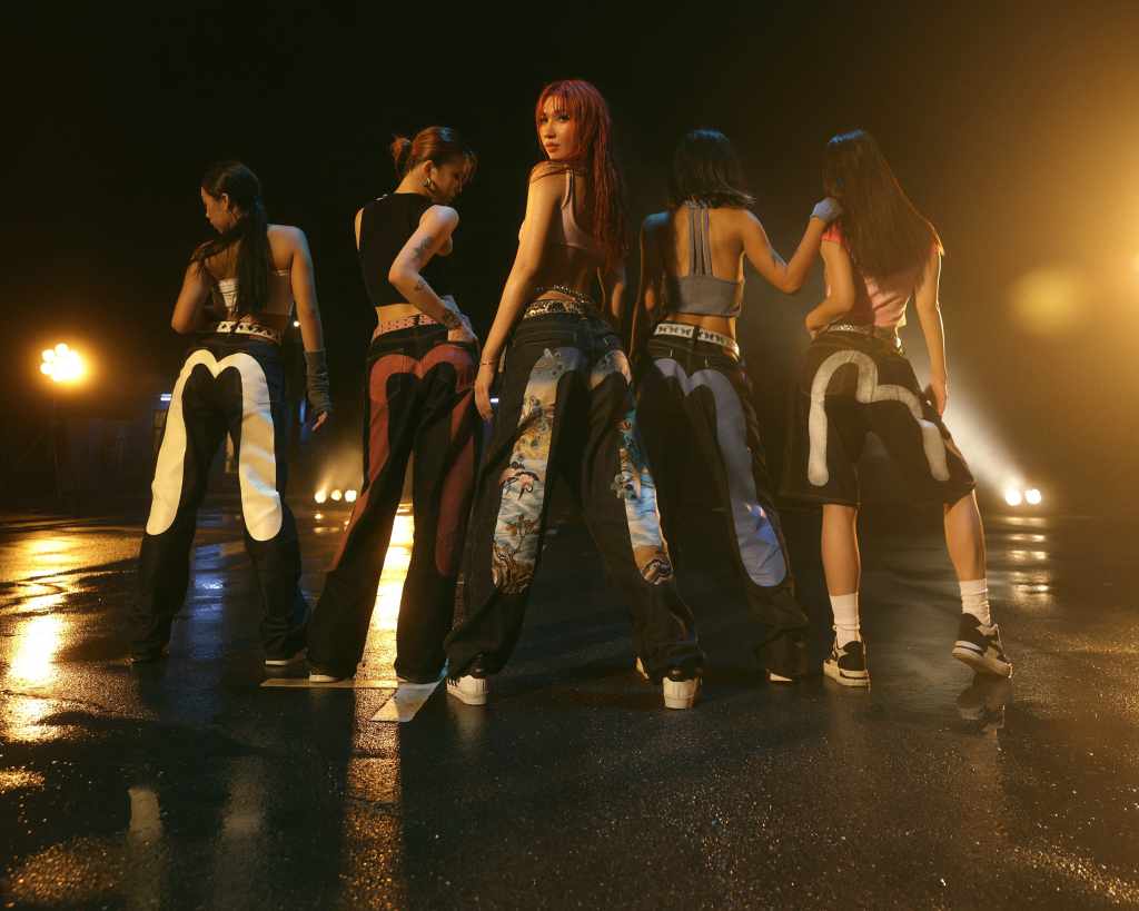 Karencici〈Bad Girls Behave〉MV 帶4位舞者 身穿EVISU經典牛仔褲展現個性壞女孩成熟性感魅力