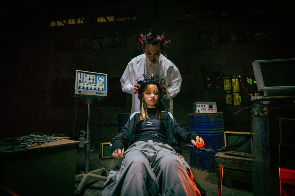 【NEWS】林潔心《紙飛機》最新主打歌〈TIME TO〉 描述陷入焦慮、被恐懼追逐&nbsp;MV呈現詭異又不失美感氛圍