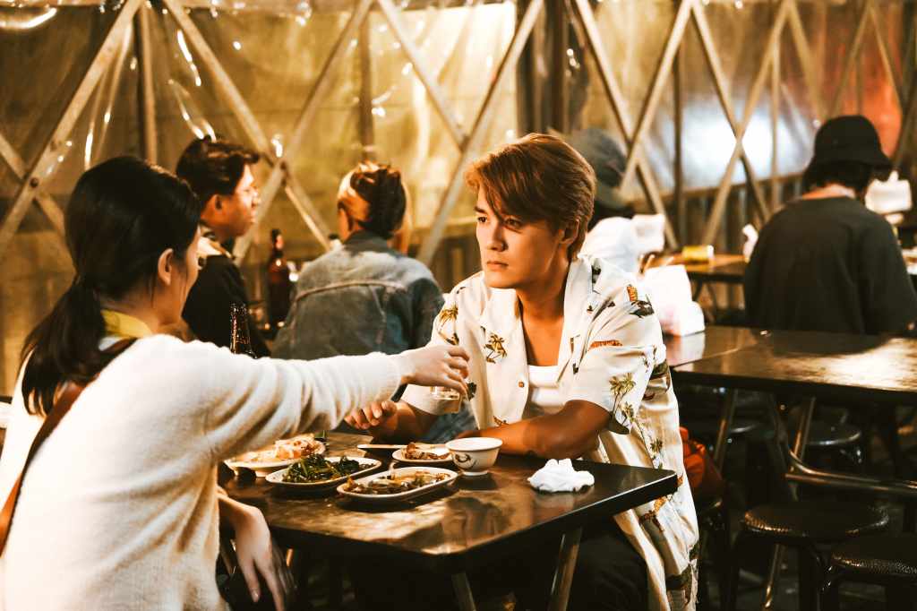 初次合作拍MV，左吳克群，右袁子芸