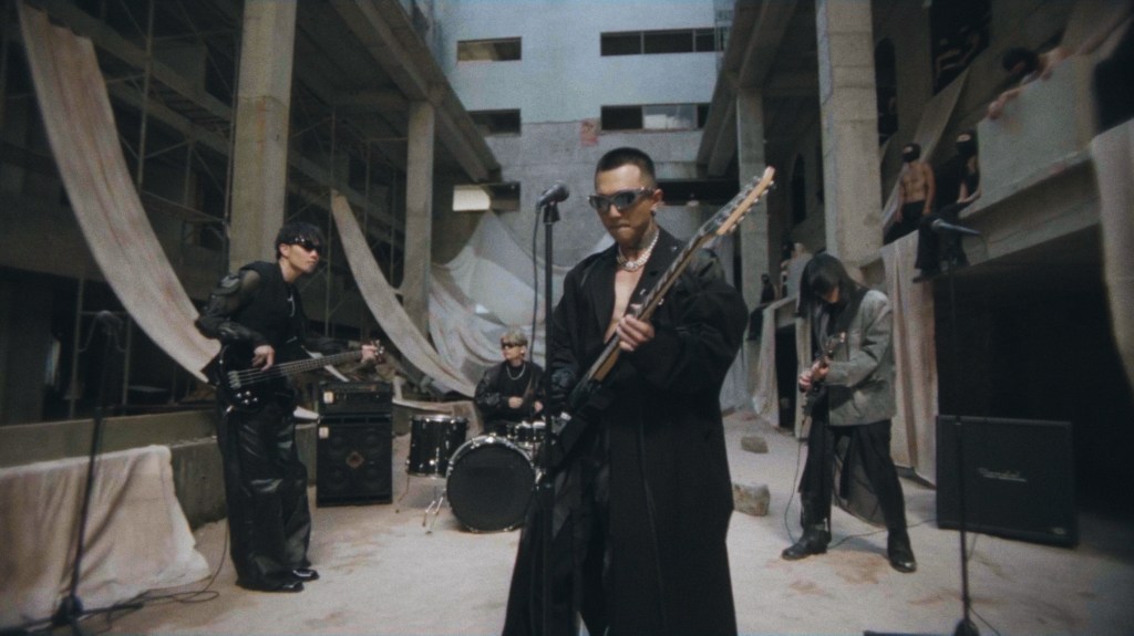 傻子與白痴〈遠慮〉MV劇照