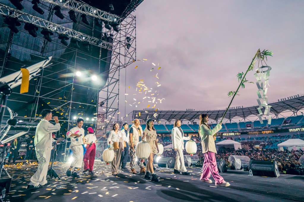 勸世三姊妹把「牽亡」橋段搬到火球祭舞台(躍演提供／攝影林育全)