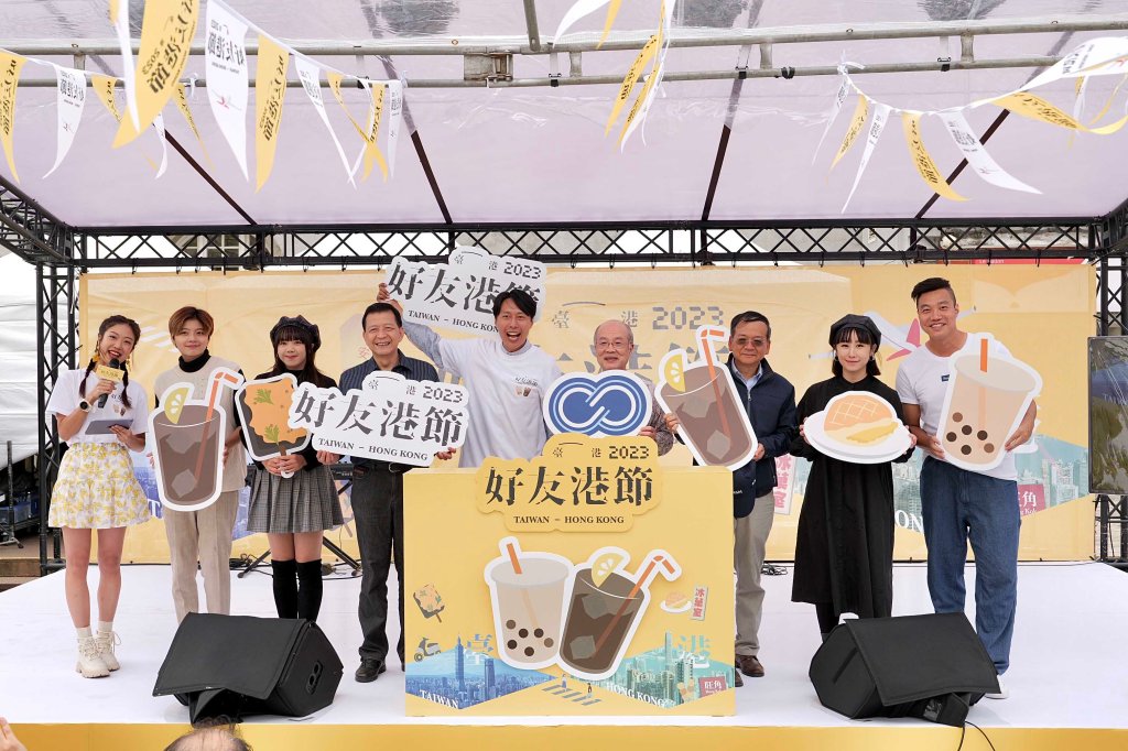 好友港節詹志宏董事長-陳德昇監察人-盧長水秘書長-在臺港人總召集人張啟樂及在臺港人表演團體合照