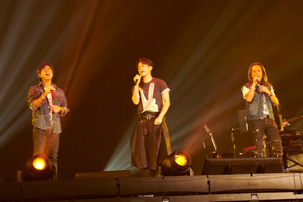 韋禮安首場「如果可以，我想和你明天再見again」演唱會左至右：動力火車-尤秋興、韋禮安、動力火車-顏志琳