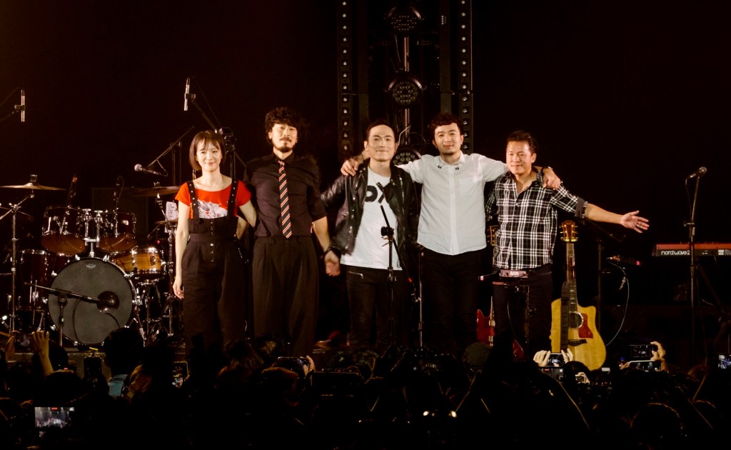 復團演出埋彩蛋 找回離團鍵盤手限定回歸，難得重現五人編制