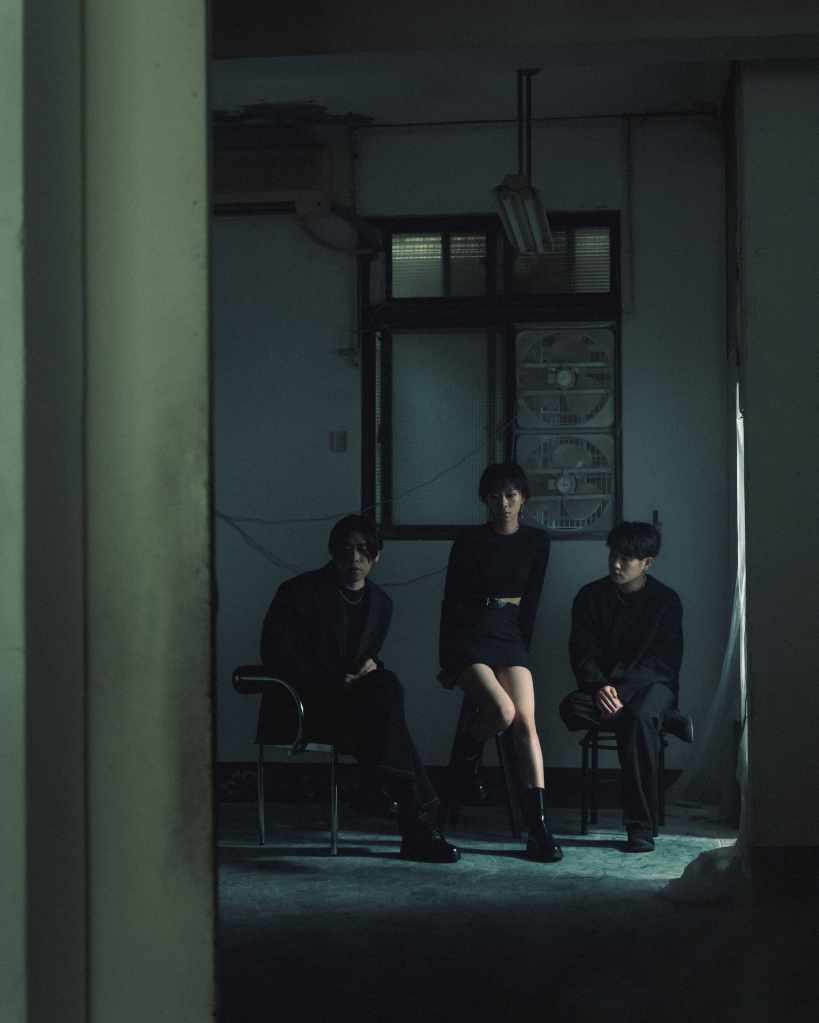 把啤酒當點滴、香菸拿來呼吸 莉莉周她說新歌唱出最深層的末日絕望