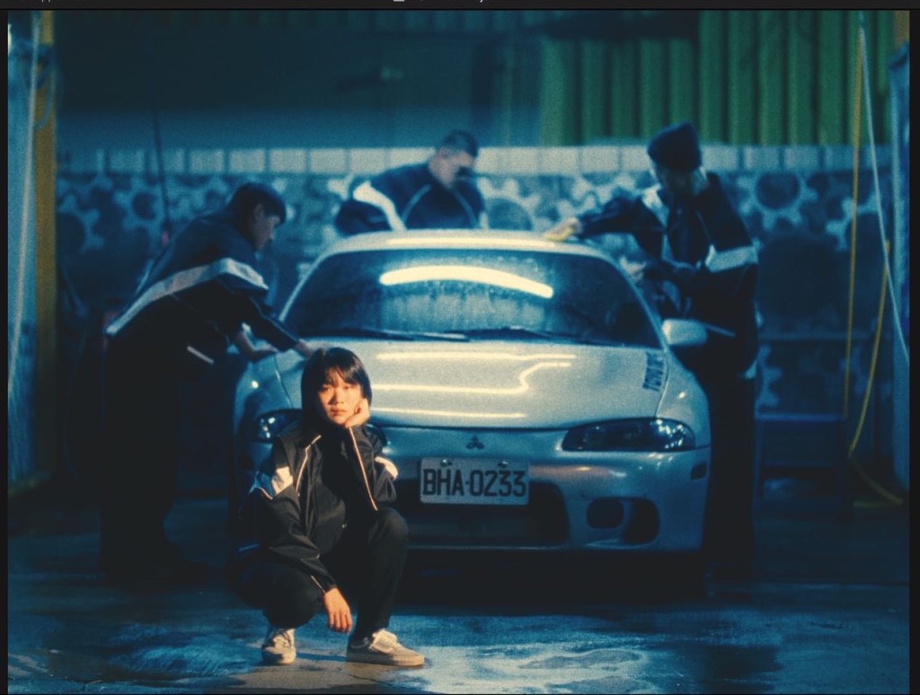 溫蒂漫步在〈Midnight Blue〉MV中團員第一次嘗試自助洗車
