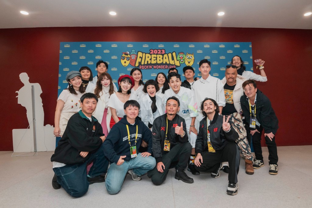 滅火器主唱楊大正邀請勸世三姊妹到火球祭登台演出(躍演提供／攝影林育全)