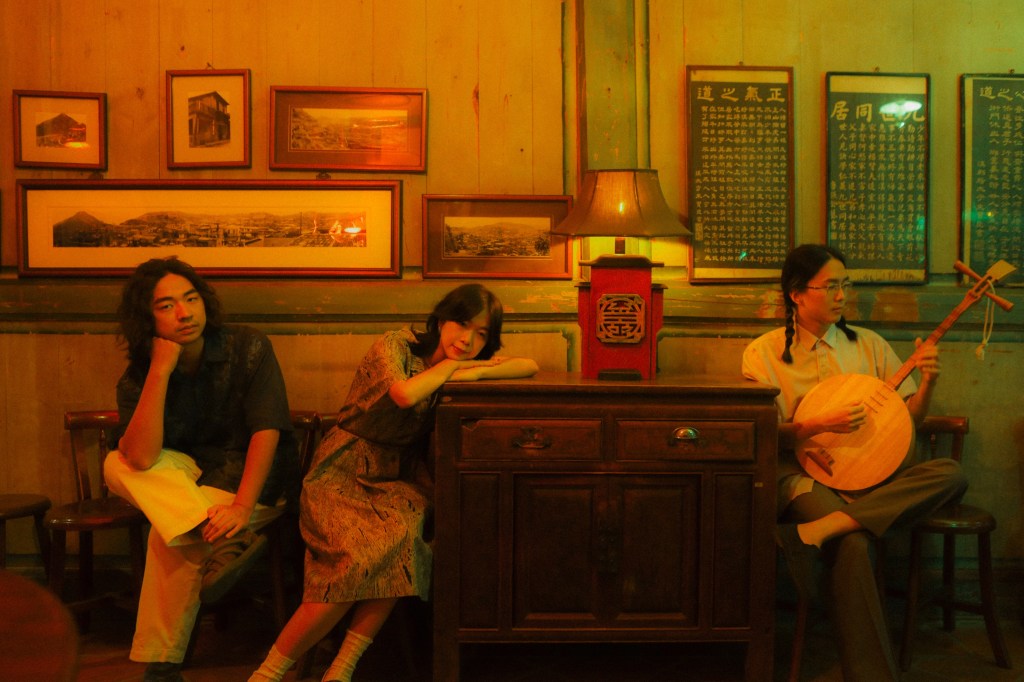 百合花版本〈追追追〉上演由愛生恨的追逐戲碼