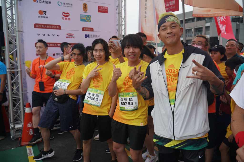 葛萊美獎設計師李政瀚、神棍樂團小潘、竣傑、板凳樂團阿Ben為選手領跑