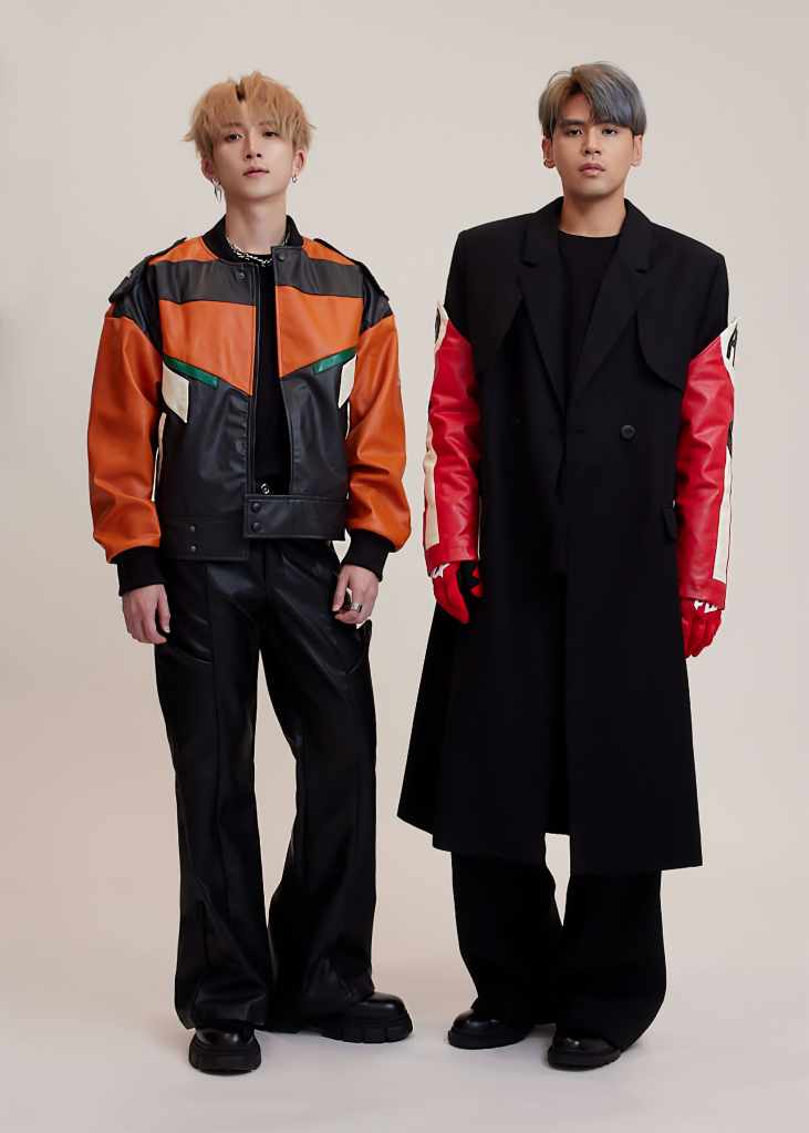 邱鋒澤(左)與陳零九(右)所組的雙人組合「九澤CP」，在成軍四週年之際，推出第二張專輯《愛在你身邊》