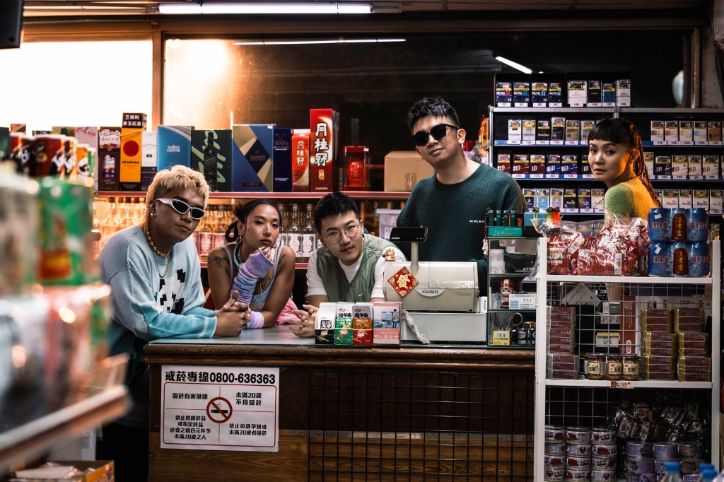 阿跨面(右一)、李雪(右二)、青虫主唱吉尼(左一)、青虫貝斯手郭宏(左二)、青虫吉他手Alan(中)