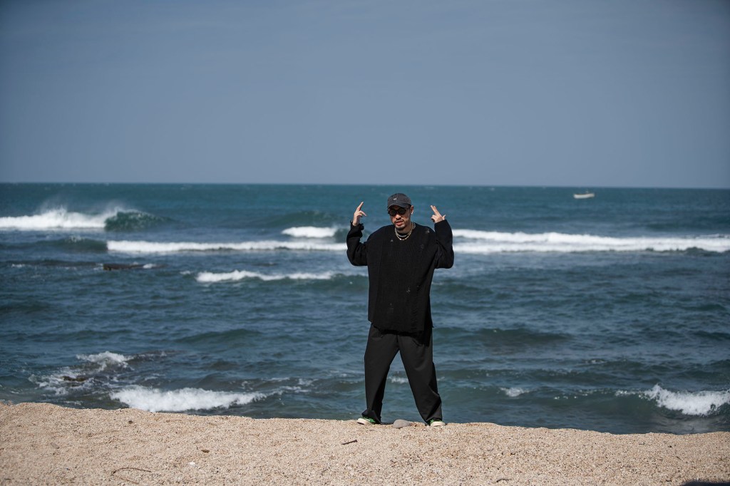 MC HotDog 熱狗〈她的眼光〉MV (照片提供:本色音樂)