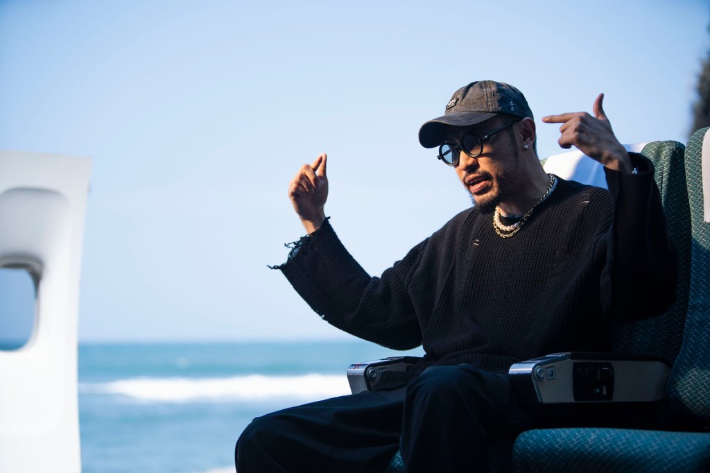 【NEWS】MC HotDog熱狗新歌〈她的眼光〉 取樣電影「暫時停止呼吸」鬼新娘出嫁一幕經典配樂 並在歌中大秀廣東話