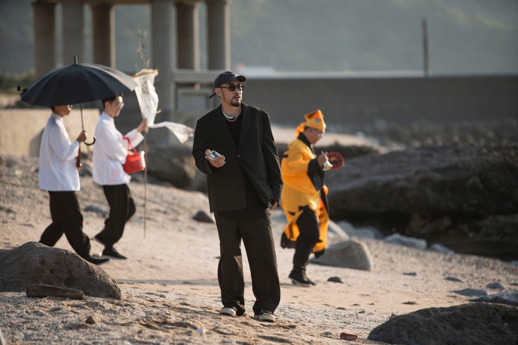 MC HotDog 熱狗〈她的眼光〉MV (照片提供:本色音樂)