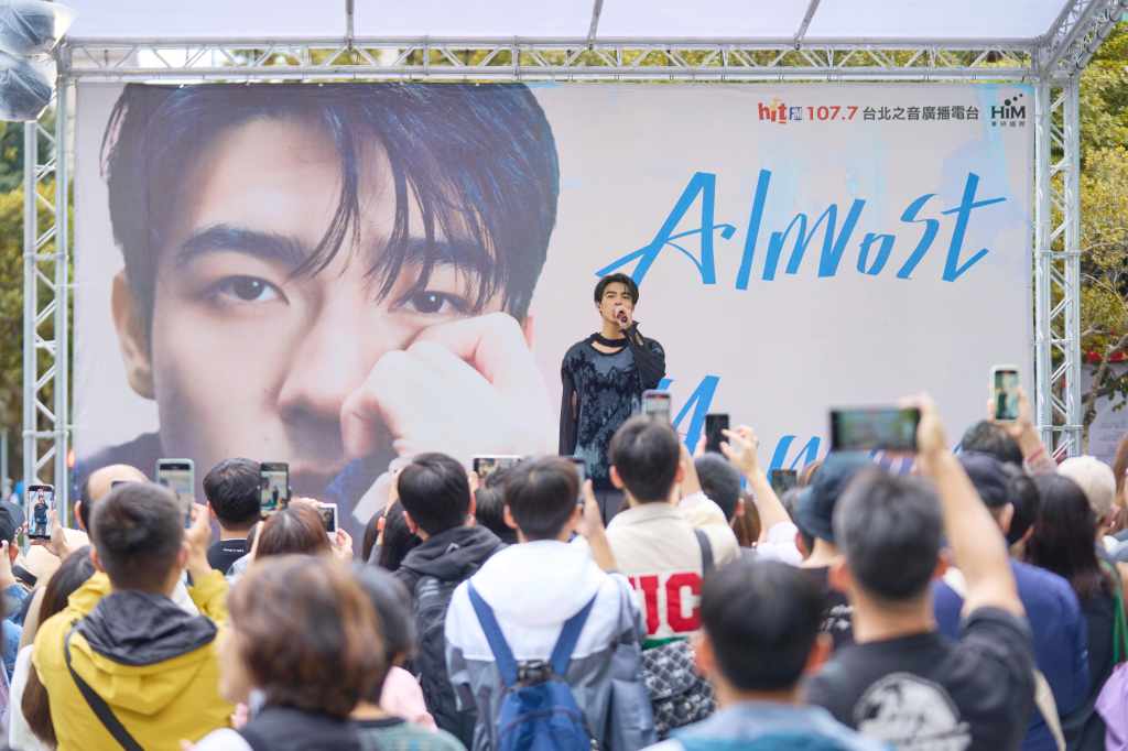 陳昊森《Almost Human》台北場簽唱會 (照片提供:華研國際)