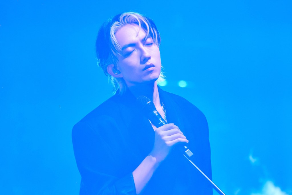 【HIM】林宥嘉idol一連三天重返小巨蛋 漂染白髮搭配黑色大寬肩收腰外套+高腰寬褲 背著吉他自空中升降舞台帥氣登場