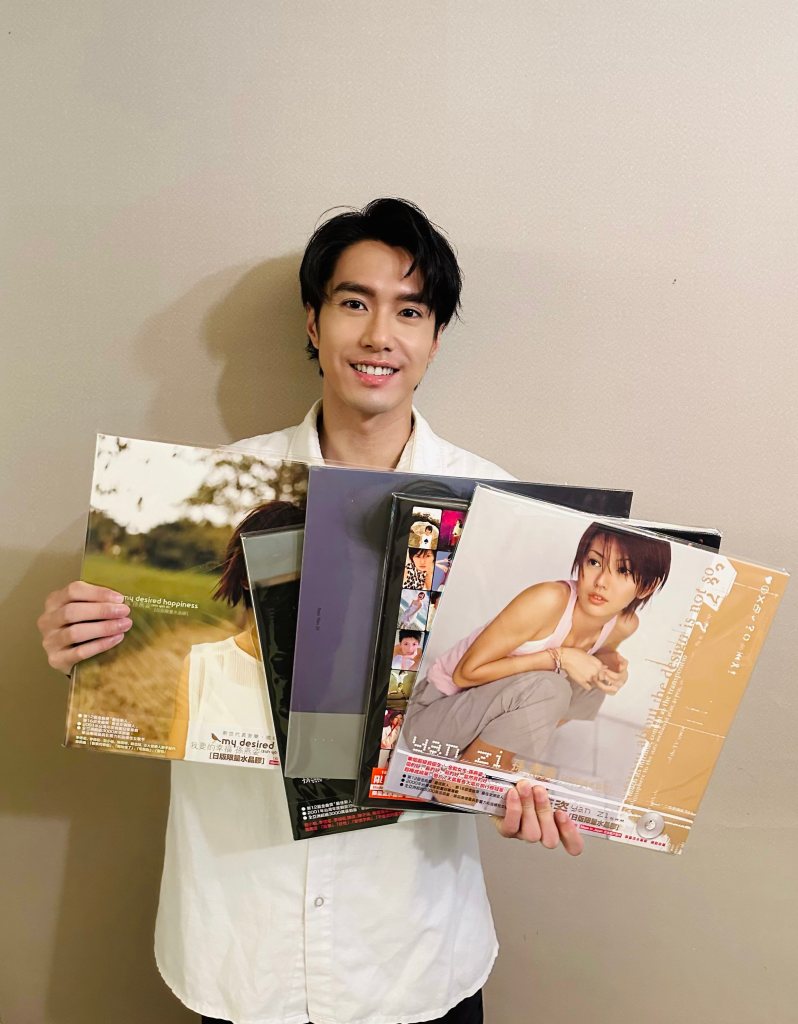 洪浩竣生日收到「孫燕姿 20 週年典藏彩膠合集」(照片提供:闊思音樂)

