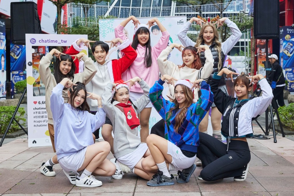 【HIM】babyMINT薄荷水晶信義區街頭耶誕快閃 大跳〈Hellokittybalahcurri hellokitty美味しい〉&nbsp;紀念專輯12/29發行