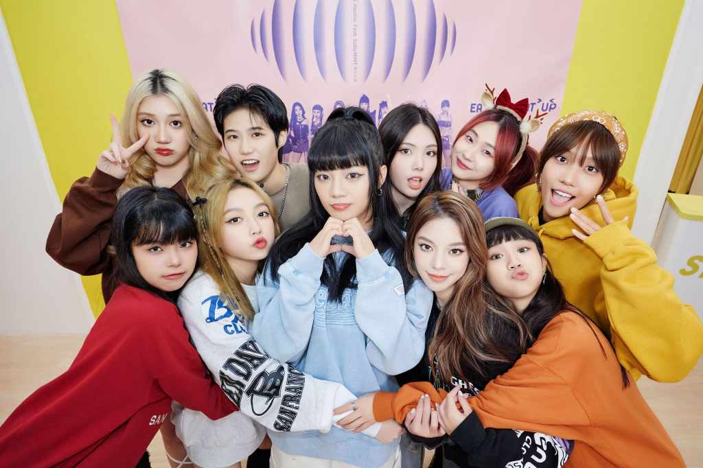 babyMU拍貼會2【上排左起:晶晶、言菱、Vikky、熙妍、萩璇;下排左起:丞妘、栩栩、木木、粼粼、品妡】