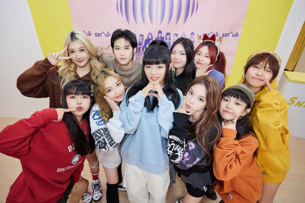 babyMU拍貼會【上排左起:晶晶、言菱、Vikky、熙妍、萩璇;下排左起:丞妘、栩栩、木木、粼粼、品妡】