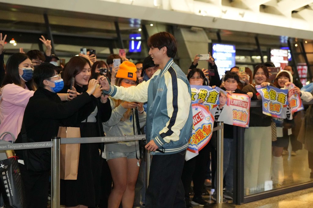 丘俊鑫來台為演唱會定裝、練團 粉絲熱情接機 (照片提供:赤龍國際)
