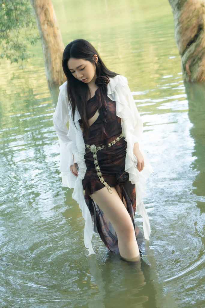 甄濟如〈慣性倔強〉MV (照片提供:RCA)