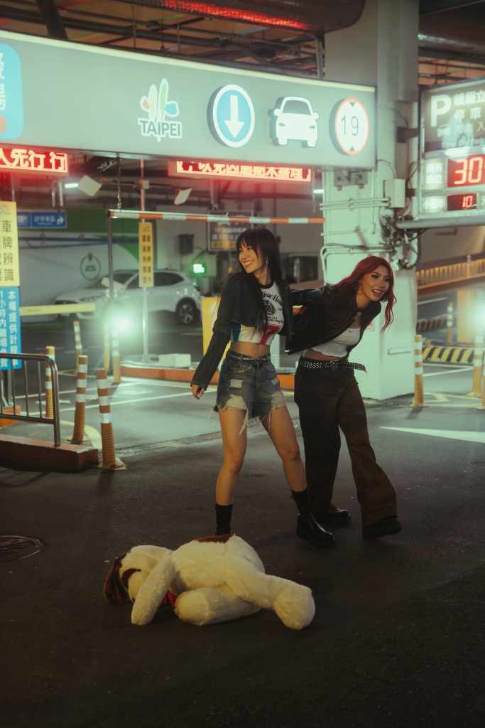 〈Adddicted〉MV中,孫盛希和Karencici在西門町街頭奔走,藉由鏡頭捕捉閨蜜情誼