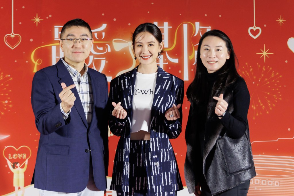 「2023最愛基隆年終演唱會」要在今年冬天為大家帶來滿滿的溫暖。(圖左至右:謝市長國樑、城市代言人安心亞、江局長亭玫)