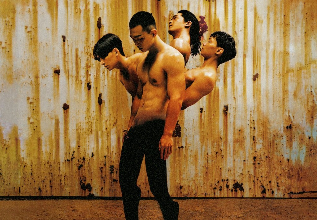 【NEWS】傻子與白痴曝光新專輯《姿態》封面 化身四頭人馬 裸上半身穿著無後跟的高跟鞋&nbsp;流露優雅而又狂野的藝術姿態