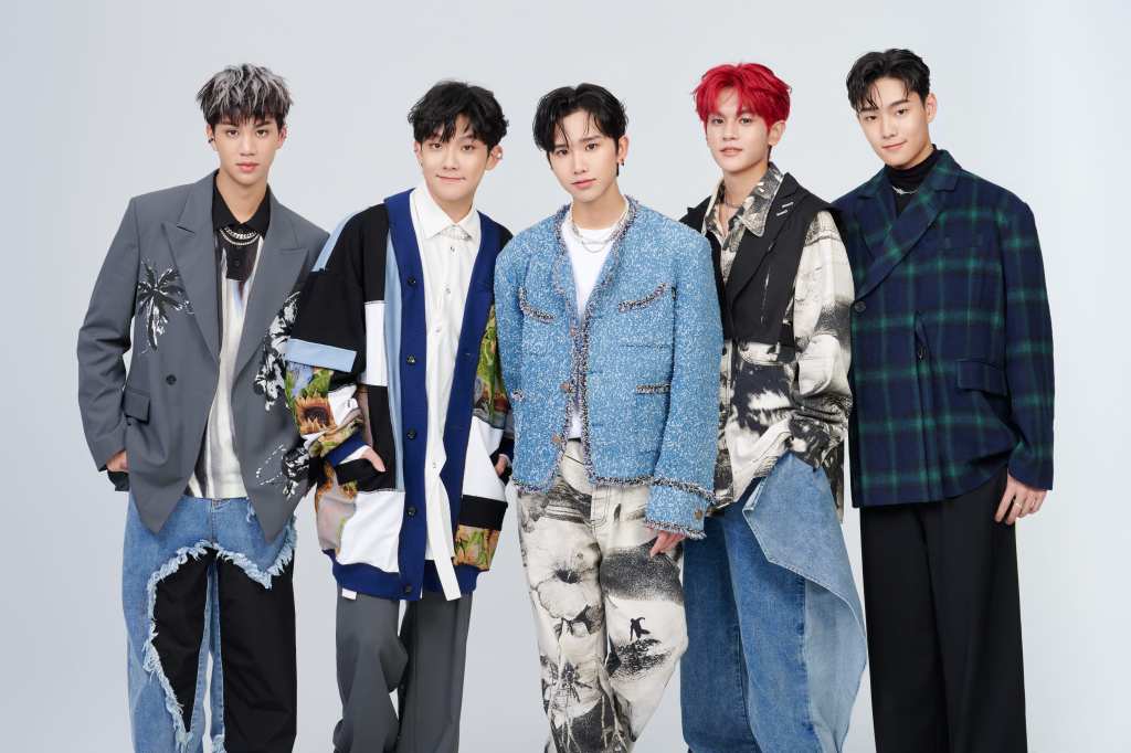 「亞洲超能量青春男團」AcQUA源少年清新氣質深受各大廠商青睞,堪稱肖像曝光率最高、最受矚目的新生代人氣偶像男團 (左起:AcQUA源少年成員李秉諭、林毓家、黃莑茗、盧佾暘、須弘道) (照片提供:種子音樂)